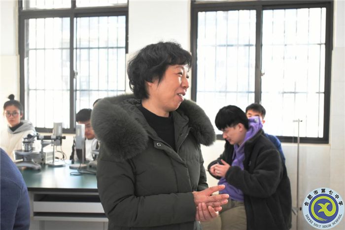 图为叶柳秘书长介绍物理基础实验的细节注意事项.jpg 图为叶柳秘书长介绍物理基础实验的细节注意事项.jpg