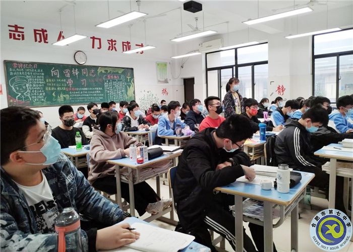 师徒齐协力，班会展风采(图1)