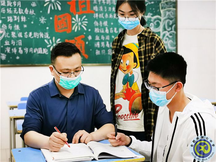 老师为学生答疑解惑.jpg 老师为学生答疑解惑.jpg