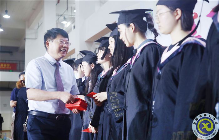 校长邓宗国为学生颁发毕业证书.jpg 校长邓宗国为学生颁发毕业证书.jpg