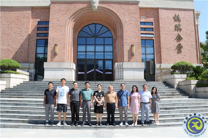 合影_副本.jpg 合影_副本.jpg