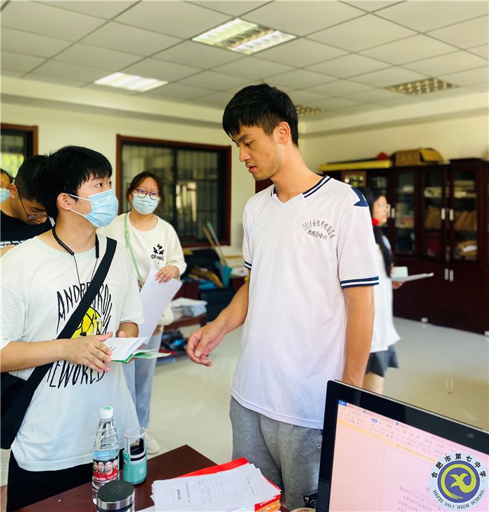 精准服务践使命，关爱学生助成长(图1)