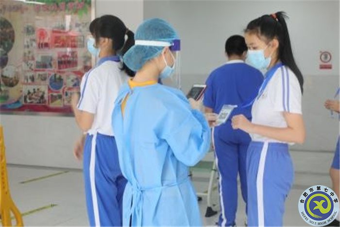 图为检测组老师早早到达指定岗位,为师生扫码登记信息.jpg 图为检测组老师早早到达指定岗位,为师生扫码登记信息.jpg