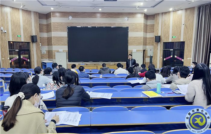 合肥七中高三年级有序开展高考报名工作(图1) 合肥七中高三年级有序开展高考报名工作(图1)