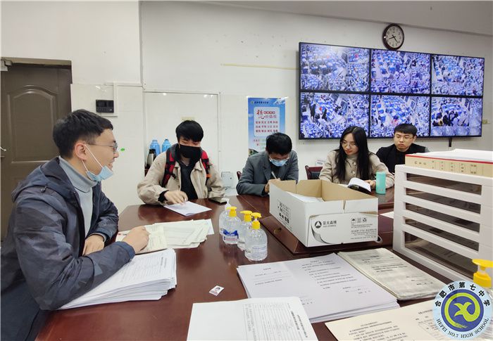 1竞赛中心教练积极讨论筹备.jpg 1竞赛中心教练积极讨论筹备.jpg