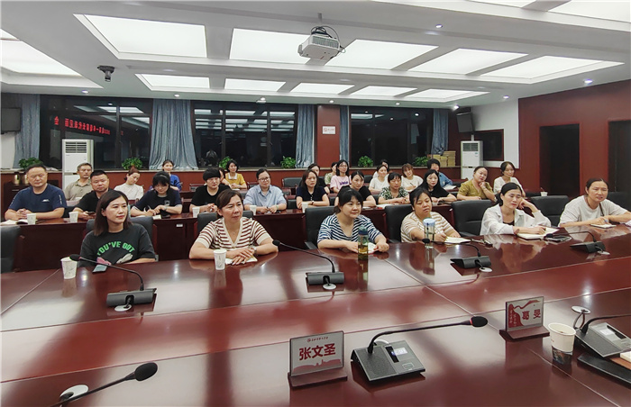 合肥七中高一年级组织家长代表座谈会(图6) 合肥七中高一年级组织家长代表座谈会(图6)