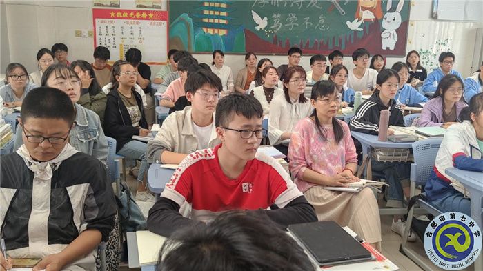 化学组多位老师听课学习中.jpg 化学组多位老师听课学习中.jpg