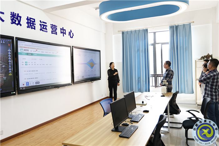 甘肃省兰州市大数据管理局领导一行莅临合肥七中参观交流(图2) 甘肃省兰州市大数据管理局领导一行莅临合肥七中参观交流(图2)