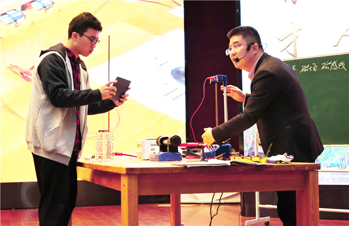 合肥市高中物理学科省“教坛新星”课堂教学观摩研讨活动在七中开展(图4) 合肥市高中物理学科省“教坛新星”课堂教学观摩研讨活动在七中开展(图4)