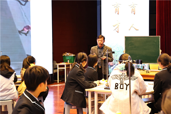 合肥市高中物理学科省“教坛新星”课堂教学观摩研讨活动在七中开展(图7) 合肥市高中物理学科省“教坛新星”课堂教学观摩研讨活动在七中开展(图7)