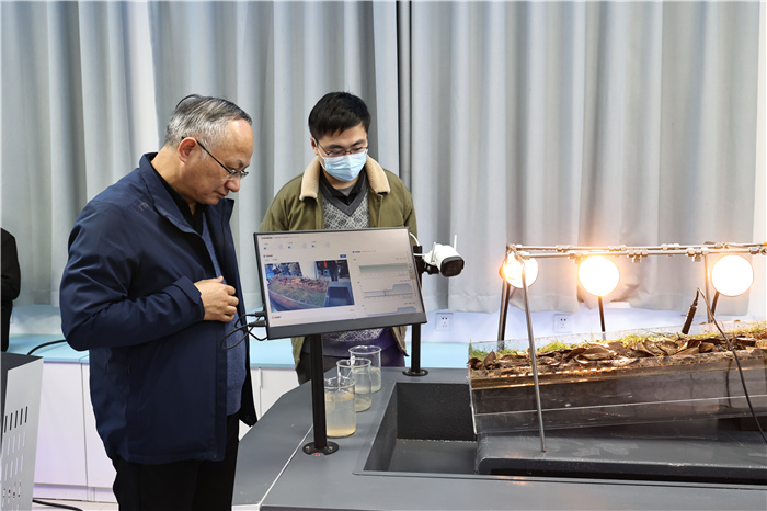 省教科院王勇院长观摩实验室及创新课程1.jpg 省教科院王勇院长观摩实验室及创新课程1.jpg