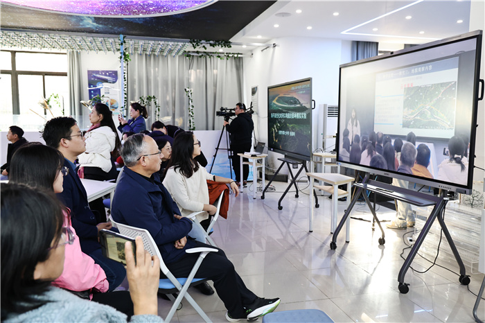 省教科院王勇院长观摩实验室及创新课程2.jpg 省教科院王勇院长观摩实验室及创新课程2.jpg