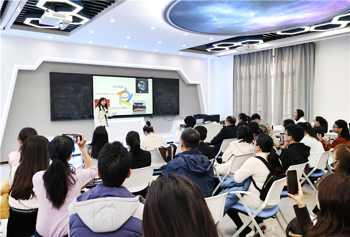 方玉娟老师进行创新课程展示.jpg 方玉娟老师进行创新课程展示.jpg