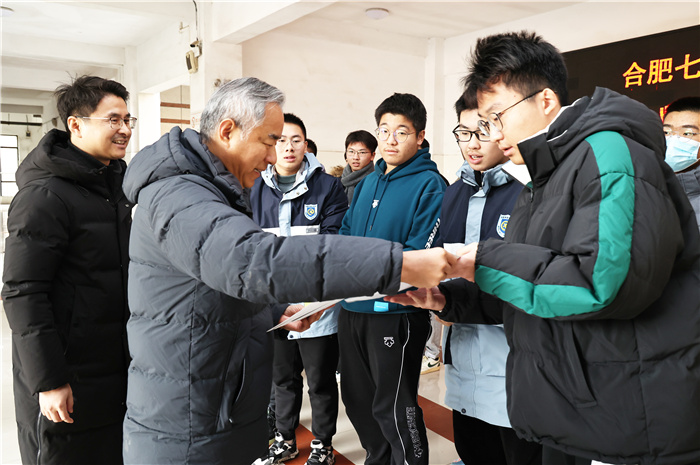 合肥七中高二年级开展“我是金牌讲题人”讲题大赛活动(图2) 合肥七中高二年级开展“我是金牌讲题人”讲题大赛活动(图2)