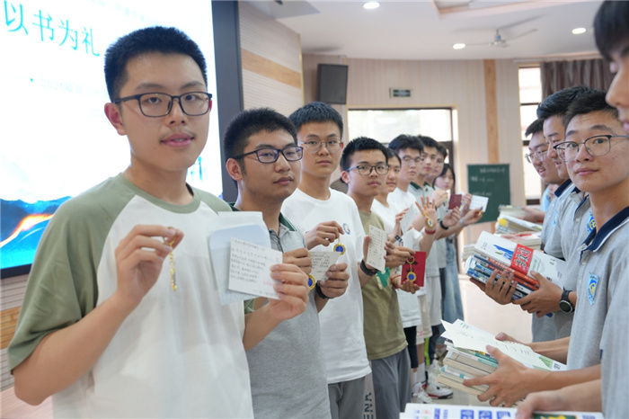以书为礼，文脉传承！合肥七中2024届高三年级举办爱心赠书活动(图3)