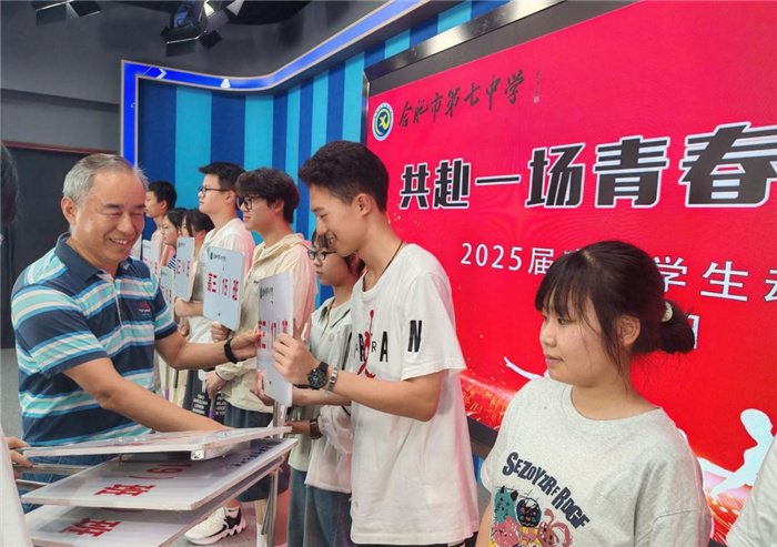 梁昌波授牌1.jpg 梁昌波授牌1.jpg