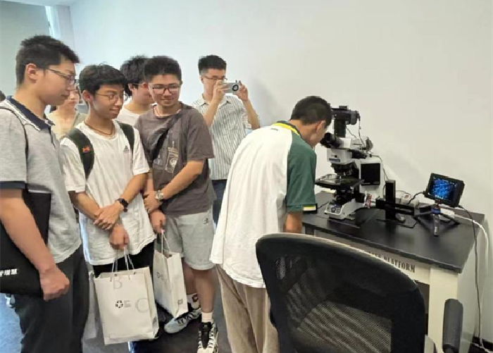 合肥七中学子走进皖新传媒“美丽科学新媒体研究院 ”，体验科学的美丽(图2)