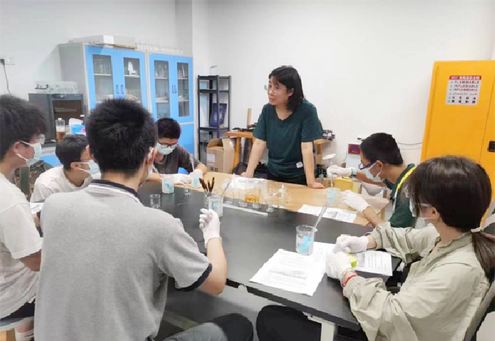 合肥七中学子走进皖新传媒“美丽科学新媒体研究院 ”，体验科学的美丽(图3)