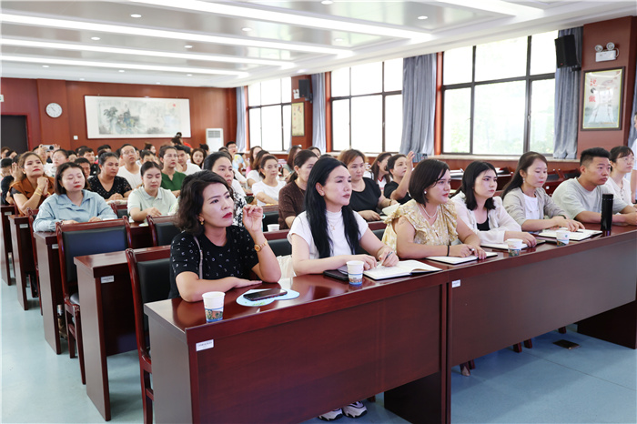 合肥七中热烈欢迎新疆皮山县兼职心理教师一行来校开展交流活动(图4) 合肥七中热烈欢迎新疆皮山县兼职心理教师一行来校开展交流活动(图4)