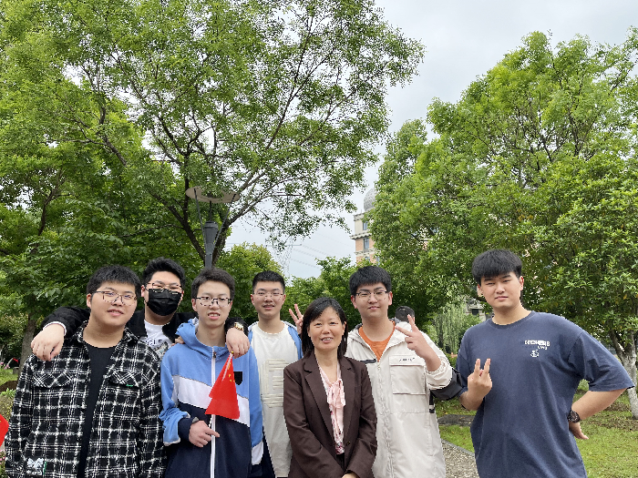 与班主任和同学在校园.png 与班主任和同学在校园.png