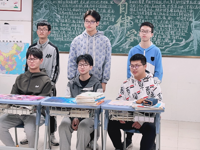 与同学在班级.png 与同学在班级.png