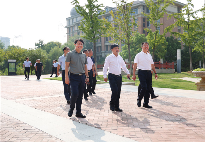 河南漯河市教育局一行莅临合肥七中参观考察(图2) 河南漯河市教育局一行莅临合肥七中参观考察(图2)