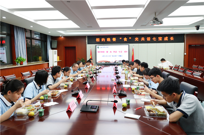 合肥七中高二年级“校长有约”晚餐会(图1) 合肥七中高二年级“校长有约”晚餐会(图1)