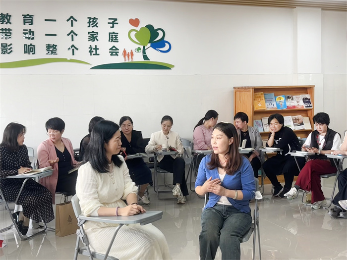 合肥七中举行第四十八期家长读书会(图1) 合肥七中举行第四十八期家长读书会(图1)