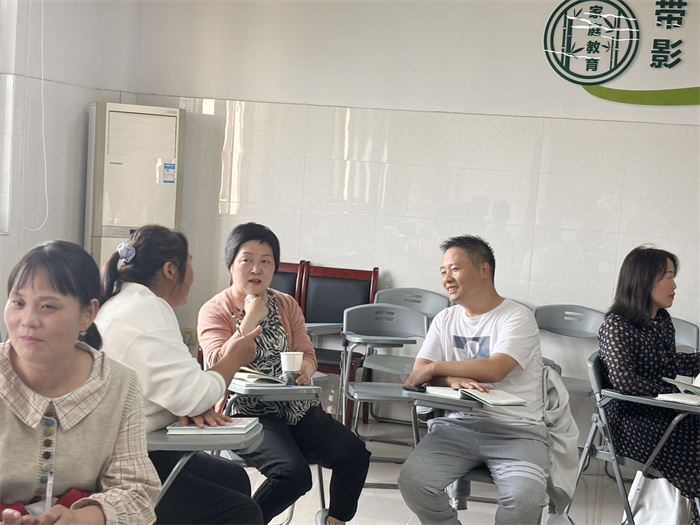 合肥七中举行第四十八期家长读书会(图3) 合肥七中举行第四十八期家长读书会(图3)