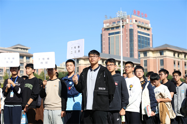 合肥七中学生公寓应急疏散演练(图4) 合肥七中学生公寓应急疏散演练(图4)