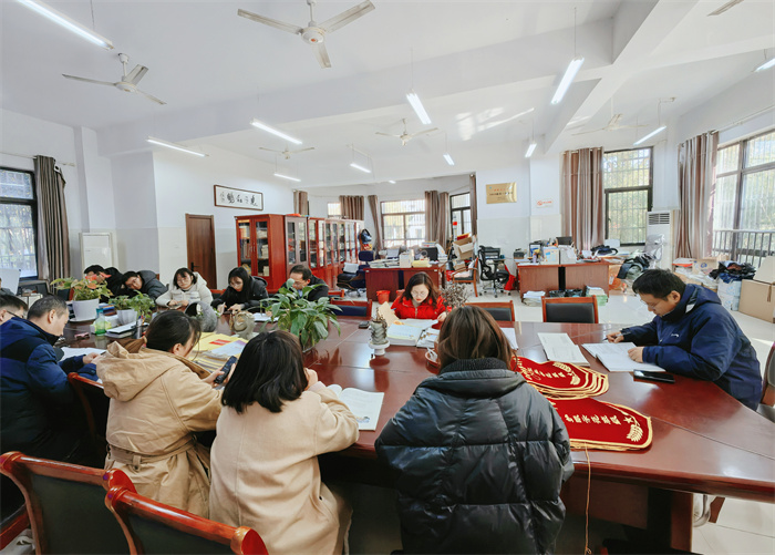 合肥七中高二年级召开备课组长、组团长工作会议(图2) 合肥七中高二年级召开备课组长、组团长工作会议(图2)