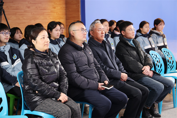 合肥七中举行2024-2025学期第二学期第三次升旗仪式暨行为习惯养成教育月启动仪式(图5) 合肥七中举行2024-2025学期第二学期第三次升旗仪式暨行为习惯养成教育月启动仪式(图5)