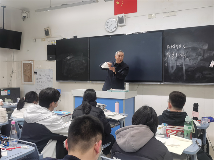 合肥七中校长梁昌波与高一学子共话成长(图1)