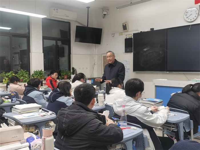 合肥七中校长梁昌波与高一学子共话成长(图2)