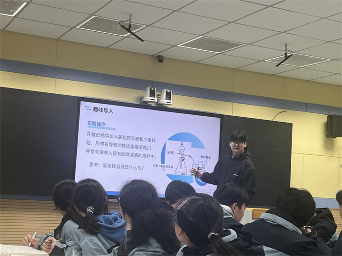 紫蓬分校骆春雨老师上课.jpg 紫蓬分校骆春雨老师上课.jpg