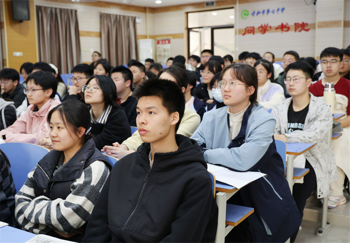 合肥七中与合肥市气象局联合开展“气象与防灾减灾”主题教育活动(图2) 合肥七中与合肥市气象局联合开展“气象与防灾减灾”主题教育活动(图2)