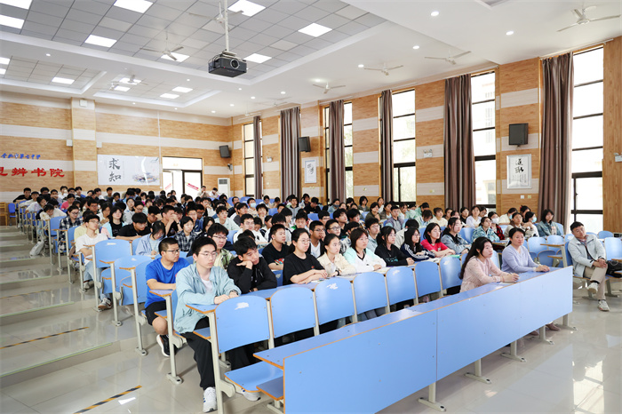 合肥七中高二年级开展“全球治理、国家安全与中国智慧”主题讲座(图3) 合肥七中高二年级开展“全球治理、国家安全与中国智慧”主题讲座(图3)