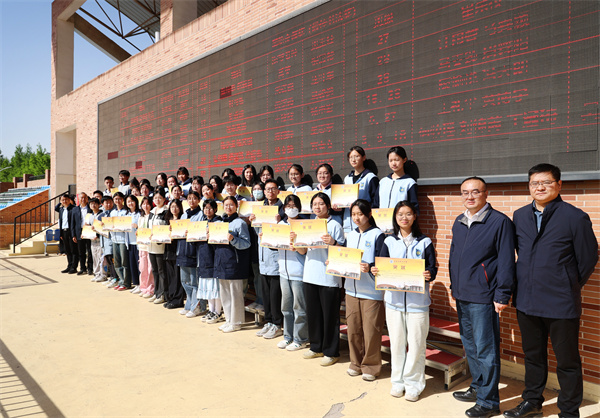 合肥七中高二年级举办“英语书法绘春天”比赛(图4) 合肥七中高二年级举办“英语书法绘春天”比赛(图4)