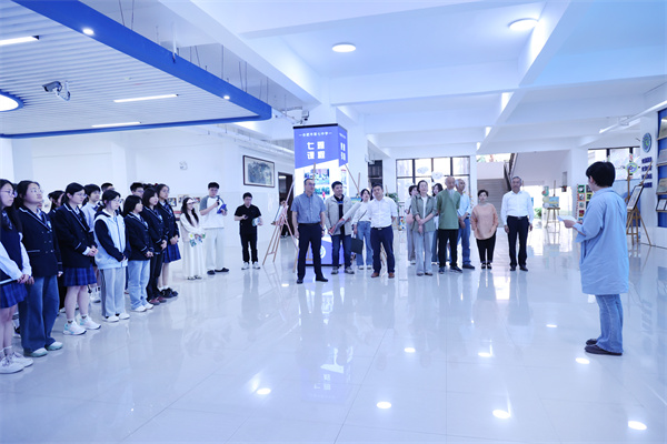 “等待花开——杨和平、于澎版画作品巡展”在合肥七中盛大开幕(图2)