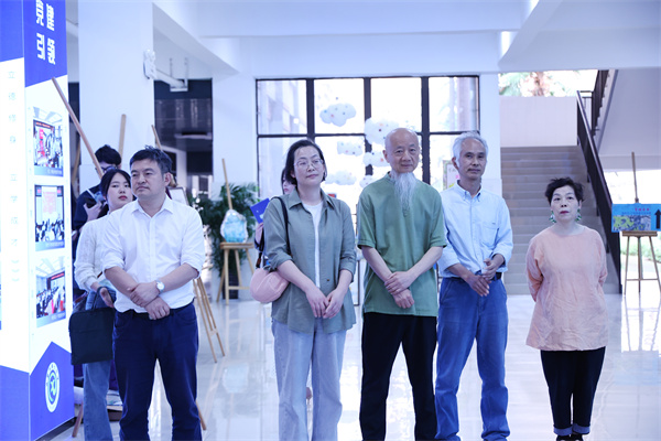 “等待花开——杨和平、于澎版画作品巡展”在合肥七中盛大开幕(图3)