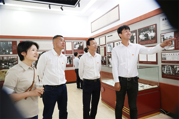 合肥七中行政党支部开展主题党日活动(图3) 合肥七中行政党支部开展主题党日活动(图3)