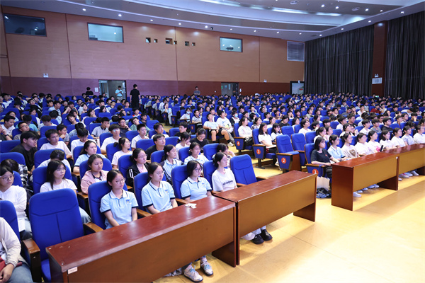 合肥七中举办网络安全法律专题讲座(图3) 合肥七中举办网络安全法律专题讲座(图3)