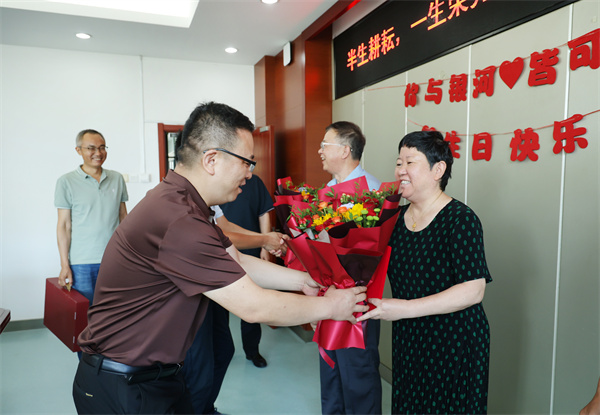 合肥七中举行“芳华谢幕，情满杏坛”荣休教师座谈会(图3)