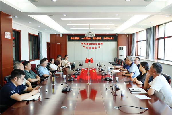 合肥七中举行“芳华谢幕，情满杏坛”荣休教师座谈会(图1)