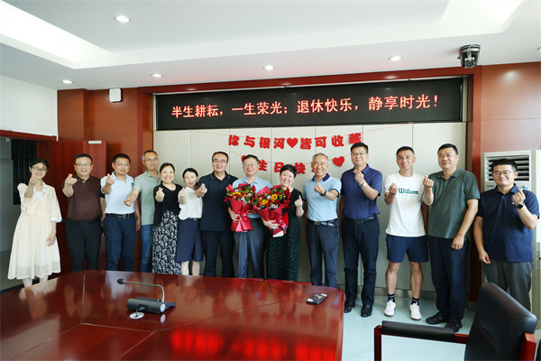 合肥七中举行“芳华谢幕，情满杏坛”荣休教师座谈会(图4)