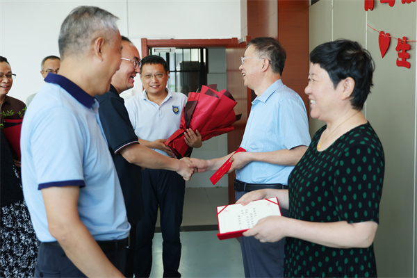 合肥七中举行“芳华谢幕，情满杏坛”荣休教师座谈会(图2)