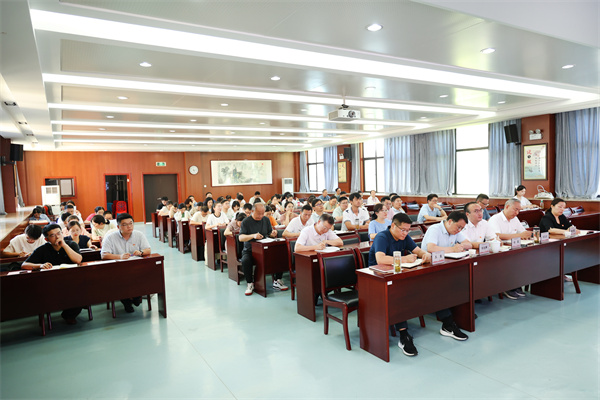 合肥七中召开全体党员大会暨深入贯彻中央八项规定精神学习教育讲座(图4) 合肥七中召开全体党员大会暨深入贯彻中央八项规定精神学习教育讲座(图4)