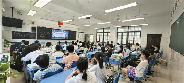 学生观看校园电视台.jpg 学生观看校园电视台.jpg