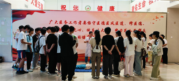 合肥七中高一（12）班：在901医院上了堂“滚烫”的生命课(图3)