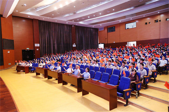 见证巍峨中华：合肥七中师生集中观看纪念抗战胜利80周年阅兵仪式(图2)